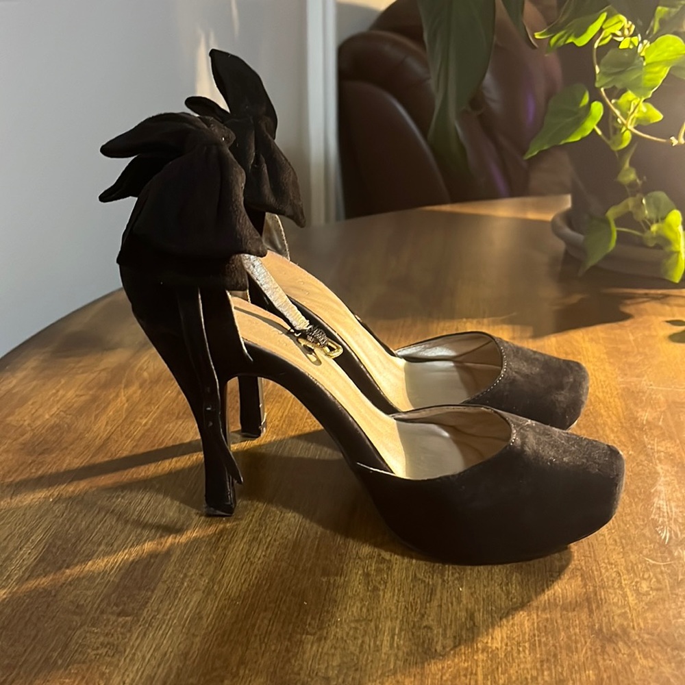 Black heels with bow